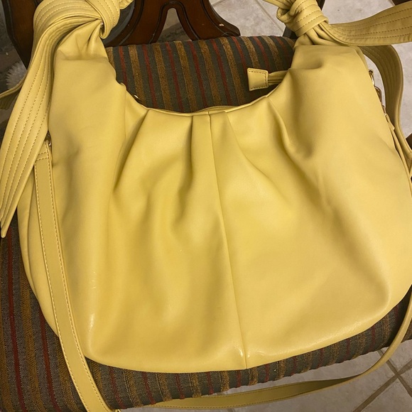 Vegan leather butter yellow purse - Picture 2 of 4